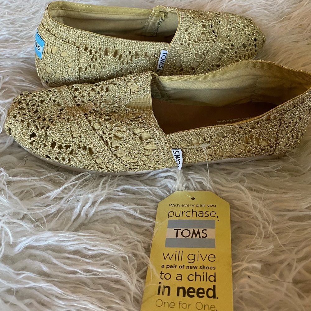 TOMS gold crochet metallic classic NWT